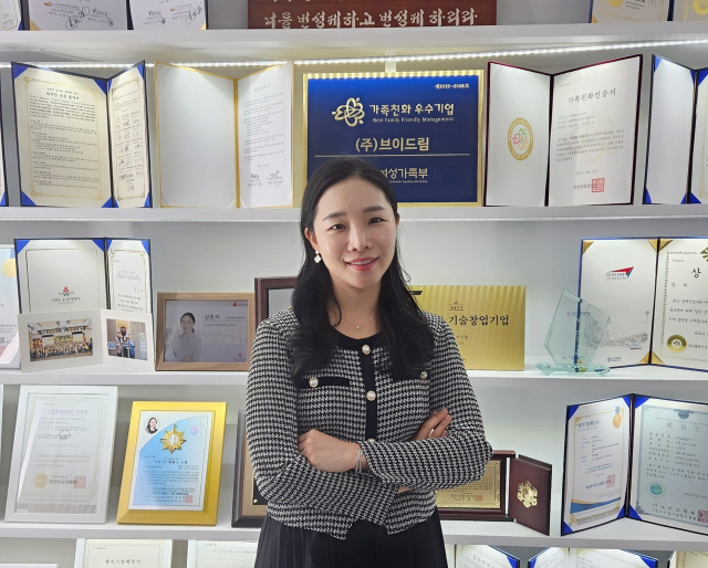 브이드림 김민지 대표가 부산 동구 초량동 본사에서 포즈를 취했다. 김 대표는 최근 코리아스타트업포럼 동남권협의회 회장을 맡아 함께 성장하는 부울경 스타트업 지형을 만들겠다고 선언했다.