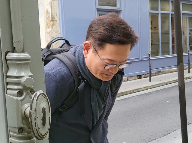 더불어민주당 송영길 전 대표가 22일(현지시간) 파리 3구 한 사무실에서 2021년 전당대회 돈 봉투 의혹 등과 관련한 입장을 발표한 뒤 사무실을 나서고 있다. 연합뉴스