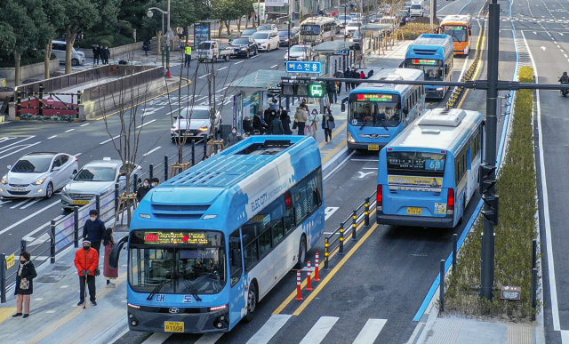 부산시가 올해 하반기부터 수요 응답형 교통(DRT) 시범사업, 대중교통 통합할인 등의 정책을 선보인다. 부산 서면 일대에서 대중교통을 이용하는 시민 모습. 부산일보DB