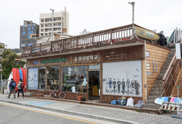 부산시와 해운대구가 송정해수욕장에 서핑센터를 짓는 사업을 추진하는 바람에 이 일대에서 27년째 운영돼 온 ‘송정서핑학교’가 문을 닫을 위기에 처했다. 김종진기자 kjj1761@