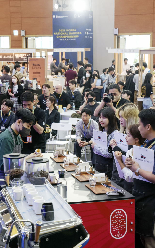 23일 부산 해운대구 벡스코 컨벤션홀에서 열린 ‘2023 코리아 내셔널 바리스타 챔피언십(KNBC)’에 참가한 한 선수가 심사위원 앞에서 우유음료 제조를 시연하고 있다. 이번 KNBC 우승자는 오는 6월 그리스 아테네에서 열리는 세계 대회에 한국 대표로 출전한다. 김종진 기자 kjj1761@