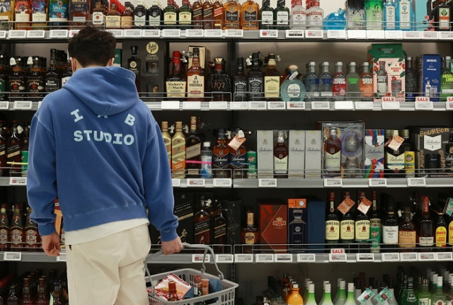 젊은층 사이에 위스키 ‘혼술’ 문화가 번지면서 올해 1분기 위스키 수입량이 1분기 기준 역대 최대를 기록했다. 사진은 서울 이마트 용산점 주류 판매 코너. 연합뉴스