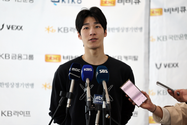 23일 충북 진천선수촌에서 열린 2023-2024 쇼트트랙 국가대표 선발전에서 종합순위 1위를 차지한 황대헌(강원도청) 선수가 인터뷰하고 있다. 연합뉴스