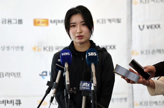 23일 충북 진천선수촌에서 열린 2023-2024 쇼트트랙 국가대표 선발전에서 여자부 종합순위 1위에 오른 김길리(성남시청) 선수가 인터뷰하고 있다. 연합뉴스