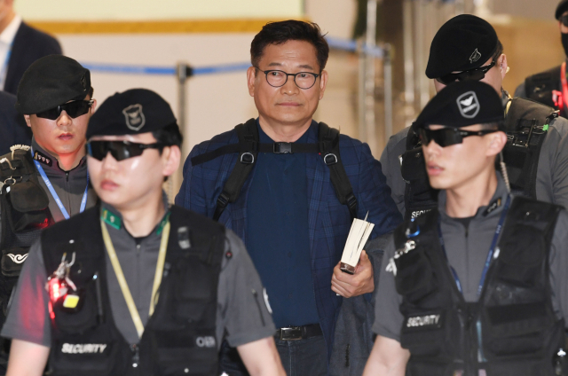 더불어민주당 송영길 전 대표가 24일 오후 인천국제공항 제1여객터미널을 통해 귀국해 출국장을 나가고 있다. 송 전 대표는 22일 프랑스 파리에서 2021년 전당대회 돈 봉투 의혹과 관련해 탈당 의사를 밝힌 뒤 조기 귀국했다. 연합뉴스 제공.