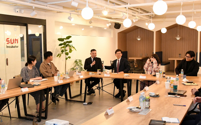 대한민국 최초의 지역금융그룹으로 출범한 BNK금융그룹은 ‘지역과 함께 세계로, 고객과 함께 미래로’라는 경영이념을 바탕으로 ‘글로벌 스탠다드 금융그룹’으로의 도약을 위한 힘찬 발걸음을 내딛고 있다. 특히 지난달 17일 제4대 빈대인 회장 취임 후 지주의 자회사 컨트롤타워 역할 강화, 신성장 전략 체제 구축, 디지털 강화 등에 나섰다. BNK금융지주 제공