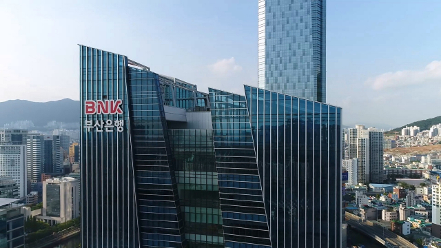 대한민국 최초의 지역금융그룹으로 출범한 BNK금융그룹은 ‘지역과 함께 세계로, 고객과 함께 미래로’라는 경영이념을 바탕으로 ‘글로벌 스탠다드 금융그룹’으로의 도약을 위한 힘찬 발걸음을 내딛고 있다. 특히 지난달 17일 제4대 빈대인 회장 취임 후 지주의 자회사 컨트롤타워 역할 강화, 신성장 전략 체제 구축, 디지털 강화 등에 나섰다. BNK금융지주 제공