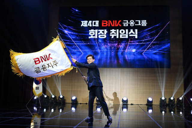 대한민국 최초의 지역금융그룹으로 출범한 BNK금융그룹은 ‘지역과 함께 세계로, 고객과 함께 미래로’라는 경영이념을 바탕으로 ‘글로벌 스탠다드 금융그룹’으로의 도약을 위한 힘찬 발걸음을 내딛고 있다. 특히 지난달 17일 제4대 빈대인 회장 취임 후 지주의 자회사 컨트롤타워 역할 강화, 신성장 전략 체제 구축, 디지털 강화 등에 나섰다. BNK금융지주 제공