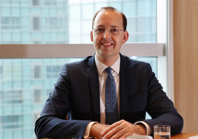 지난 19일 부산 해운대구 파크하얏트 호텔에서 <부산일보>와 인터뷰 중인 마리우스 스쿠오디스 리투아니아 교통통신부 장관. 그는 한국이 좋은 사업 파트너라고 확신했다. 이재찬 기자 chan@