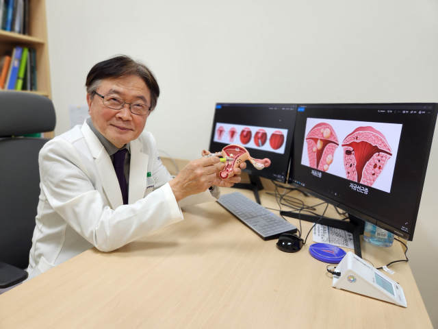 김철 해운대부민병원 명예원장이 자궁근종 질환을 환자에게 설명하고 있다. 해운대부민병원 제공