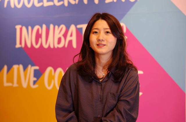 에이미 한 알리바바닷컴 사업개발 부장이 지난 20일 부산 부산진구 전포동 B-스타트업 그라운드에서 알리바바닷컴에 대해 설명하고 있다. 이재찬 기자 chan@