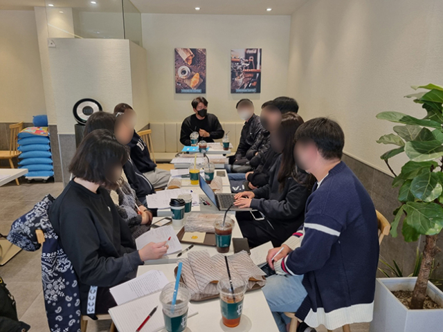 전국적으로 전세사기 피해자 대책위 구성이 이어지는 가운데, 부산에서도 피해자의 연대 움직임이 확산되고 있다. 동래구 온천동 전세사기 피해자들이 이달 초 동래구 한 카페에서 향후 대응 방안 등을 논의하는 모습. 동래구 전세사기 피해자 측 제공