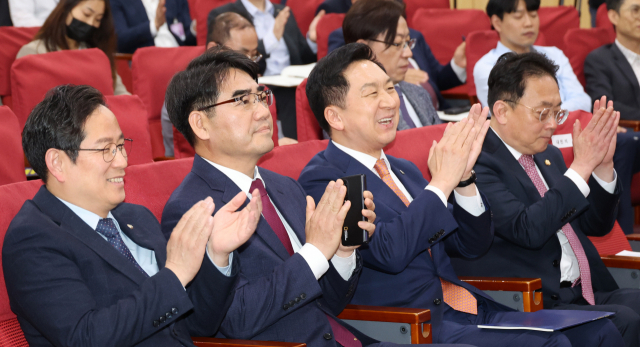 국민의힘 김기현 대표가 24일 오후 서울 국회 의원회관에서 김희곤 의원실 주최로 열린 국가균형발전 및 부산금융중심지 육성 토론회에서 박수를 치고 있다. 왼쪽부터 박수영 여의도연구원장, 이성권 부산시 경제부시장, 김 대표, 김희곤 의원. 연합뉴스