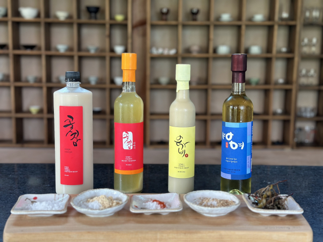 지리산옛술도가의 술 4종. 단양주인 꽃잠·꽃잠더하기와 삼양주인 은가비·여여.(왼쪽부터)