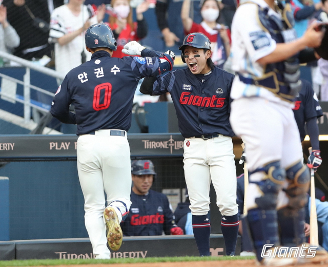 롯데 자이언츠 외야수 안권수가 지난 22일 NC 다이노스와의 원정 경기에서 프로 첫 홈런을 터뜨린 뒤 동료 황성빈과 하이파이브를 하고 있다. 롯데 자이언츠 제공