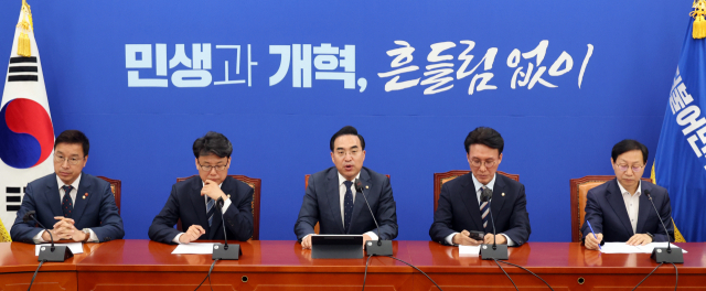 더불어민주당 박홍근 원내대표가 25일 국회 당 사무실에서 원내대책회의를 하고 있다. 연합뉴스 제공.