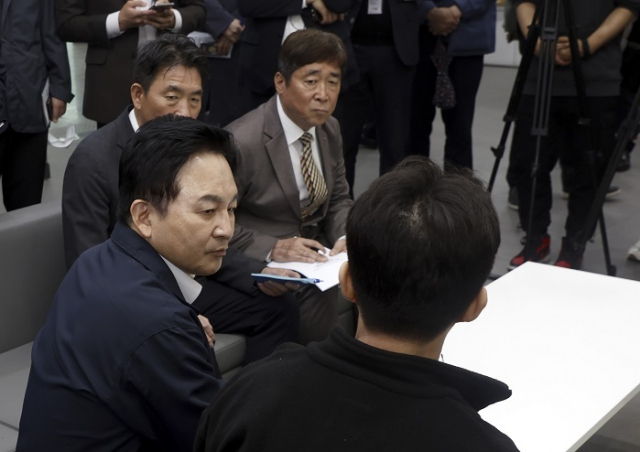 원희룡 국토교통부 장관이 25일 오후 부산시 부산진구 부전동 부산도시공사에 마련된 전세 피해방지 지원 상담센터를 방문해 대기 중인 전세사기 피해자와 대화하고 있다. 연합뉴스