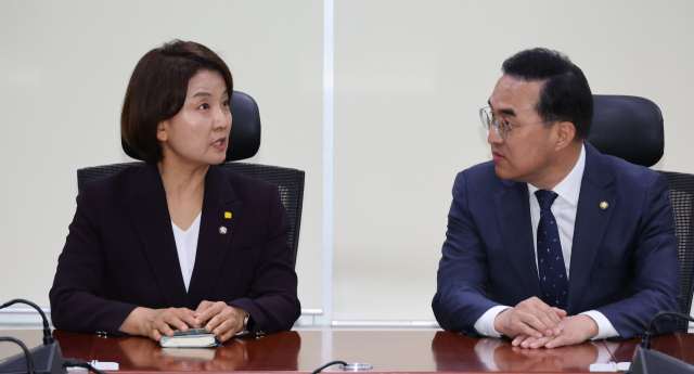 민주당 박홍근(오른쪽) 원내대표와 정의당 이은주 원내대표가 25일 국회에서 특검법을 논의하고 있다. 연합뉴스