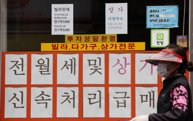 지난 23일 서울 강서구 화곡동의 한 부동산에 걸린 빌라 전세 정보.연합뉴스