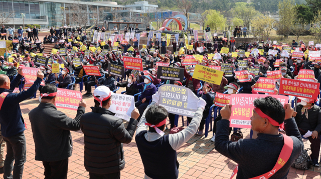 3월 28일 부산 기장군 장안읍 주민들이 고리원자력홍보관 앞에서 고리원전 안에 건식저장시설 건설을 반대하는 집회를 열고 있다. 이재찬 기자 chan@