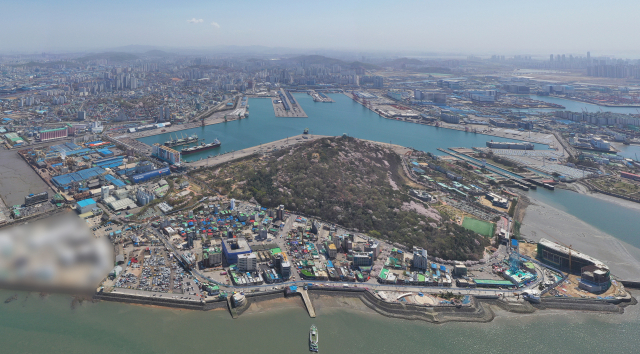 1950년 9월 15일 인천상륙작전 직후 월미도에서 유엔군 병사들이 소총을 들고 불타는 민가 옆을 지나고 있다(위에서부터·출처:NARA 127-GR-25-172-A2739 001-ac). 같은 날 폭격으로 폐허가 된 인천 시내(출처:NARA RG 111-SC-B 735 348505)와 인천 중구 월미도 일대 현재 모습. 전갑생 제공·조재현 경인일보 기자