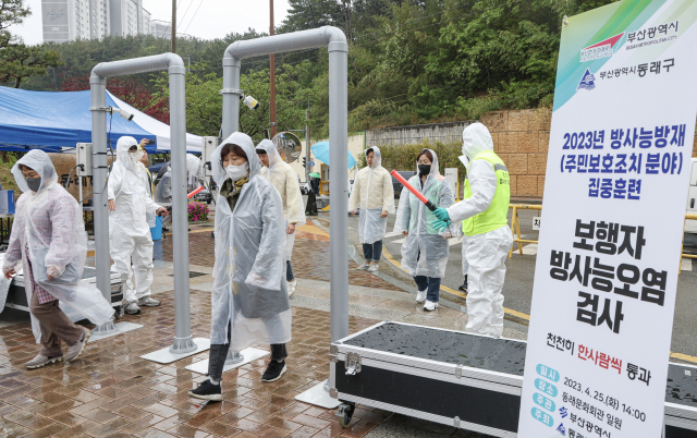 25일 부산 동래구 동래문화회관에서 열린 ‘2023년 방사능 방재 집중훈련’에서 참가자들이 보행자 방사능 오염검사를 받고 있다. 김종진 기자 kjj1761@