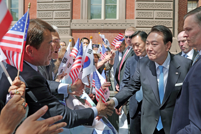 미국을 국빈 방문한 윤석열 대통령이 24일(현지시간) 워싱턴DC 숙소인 블레어 하우스에 도착해 환영을 받으며 교민들과 인사를 나누고 있다. 연합뉴스