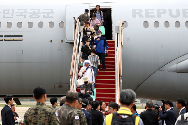 군벌 간 무력 충돌로 고립됐다가 우리 정부의 '프라미스(Promise·약속)' 작전을 통해 철수한 수단 교민들이 25일 경기 성남시 서울공항으로 귀국하고 있다. 연합뉴스