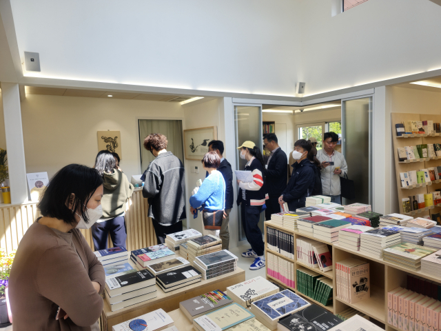 책방 방문객이 구입한 책을 결재하기 위해 기다리고 있다. 김태권 기자