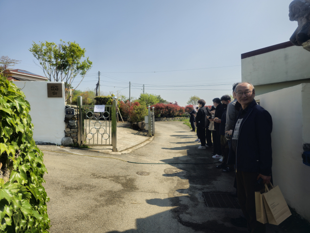 평산책방 개점 전에 10여 명의 방문객이 개점 시간을 기다리고 있다. 김태권 기자