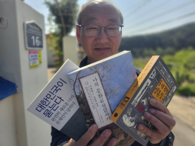 평산책방에서 제일 먼저 책을 구매한 신한균 사기장이 책을 보여주고 있다 김태권 기자