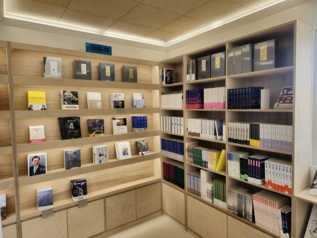책방 내 ‘문재인의 책’ 코너 전경. 김태권 기자