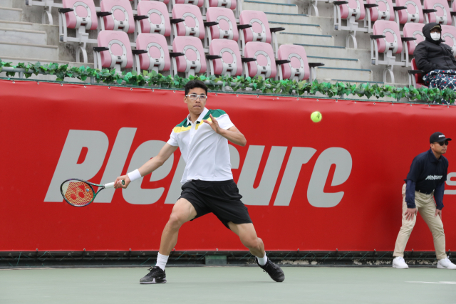호주오픈 4강 신화의 주인공 정현(26)이 26일 플레져서울오픈 챌린저를 통해 2년 7개월 만에 남자프로테니스(ATP) 남자 단식 경기에 출전했다. 이날 정현은 3번 시드의 조던 톰프슨(91위·호주)에 0-2로 아쉽게 패했다. 플레서울오픈 챌린저 조직위 제공