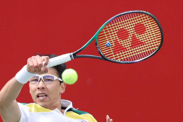 정현이 26일 열린 남자프로테니스(ATP) 투어 서울오픈 챌린저에서 호주의 조던 톰프슨과 단식 32강 경기를 펼치고 있다. 연합뉴스