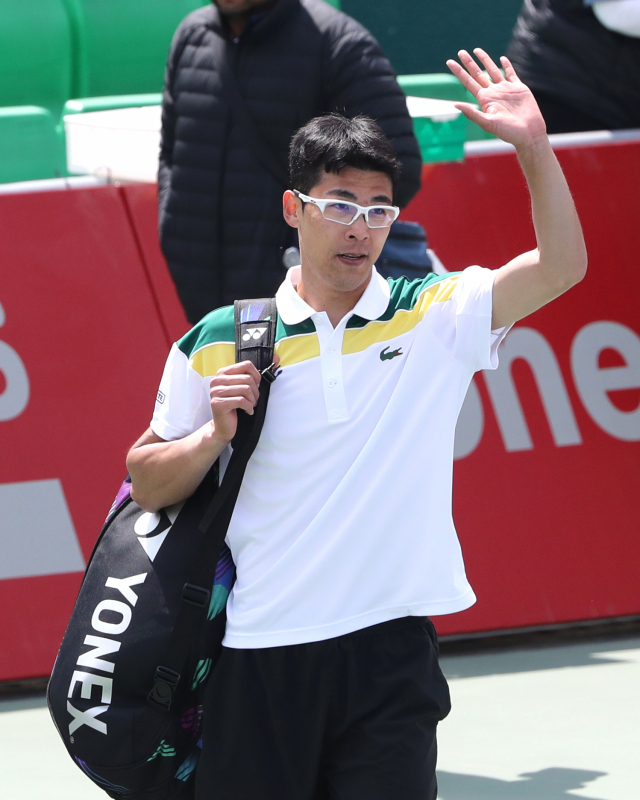 정현이 26일 열린 남자프로테니스(ATP) 투어 서울오픈 챌린저 단식 1회전에서 호주 조던 톰프슨과의 경기를 치른 후 팬들에게 인사하고 있다. 연합뉴스