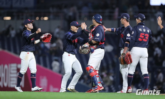 최근 상승세를 타고 있는 부산 연고 프로야구·축구 팀인 롯데 자이언츠와 부산아이파크가 29일 토요일 오후 동시에 홈경기를 치른다. 지난 주말 창원 NC파크에서 열린 NC 다이노스와의 3연전을 모두 승리한 롯데 선수들. 롯데 자이언츠 제공