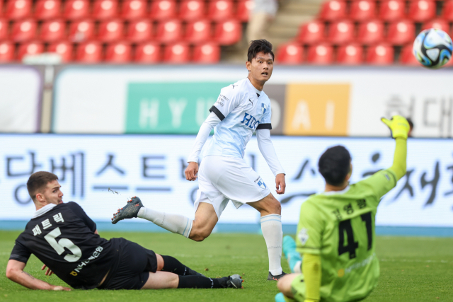 최근 상승세를 타고 있는 부산 연고 프로야구·축구 팀인 롯데 자이언츠와 부산아이파크가 29일 토요일 오후 동시에 홈경기를 치른다. 성남FC에 3-1 역전승을 거둔 부산의 김찬이 쐐기골을 넣는 장면. 한국프로축구연맹 제공