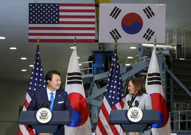 윤석열 대통령이 25일(현지 시간) 미 항공우주국(NASA) 고다드 우주센터에서 카멀라 해리스 미국 부통령과 연설을 준비하고 있다. 연합뉴스