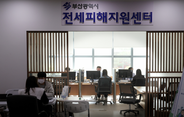 26일 오후 부산 부산진구 부전동 부산도시공사 1층에 위치한 부산시 전세피해지원센터에서 시민들이 상담을 받고 있다. 정대현 기자 jhyun@