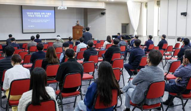 챗GPT가 몰고온 AI혁명과 미디어의 미래 특강이 열린 부산일보 대강당에서 박태웅 한빛미디어 의장이 강연하고 있다. 김종진 기자 kjj1761@