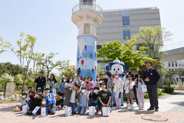27일 한국해양교통안전공단(KOMSA) 세종 본사에서 진행된 ‘선박운항 및 해운분야 진로탐색 체험 프로그램’에 참여한 세종시 해밀초등학교 학생들이 단체 기념촬영을 하고 있다. KOMSA 제공