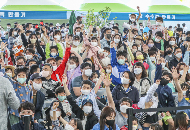 ‘제50회 부산 어린이날 큰잔치’가 다음 달 5일 부산 해운대구 영화의전당에서 열린다. 50주년을 맞아 더욱 풍성한 프로그램이 준비돼 있다. 지난해 열렸던 부산 어린이날 큰잔치. 부산일보DB