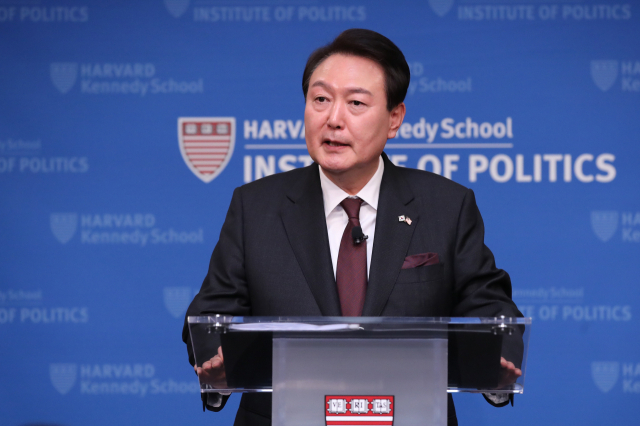 미국을 국빈 방문한 윤석열 대통령이 28일(현지시간) 보스턴의 하버드대학교 케네디스쿨에서 '자유를 향한 새로운 여정'을 주제로 연설하고 있다. 연합뉴스