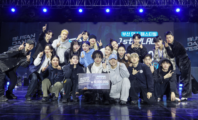 '부산 댄스 페스티벌' 댄스 퍼포먼스 챕피언십 결선이 열린 29일 부산 부산진구 놀이마루에서 1위 데스팟크루(Despot Crew)가 기념촬영을 하고 있다. 김종진 기자 kjj1761@
