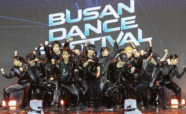 '부산 댄스 페스티벌' 댄스 퍼포먼스 챕피언십 결선이 열린 29일 부산 부산진구 놀이마루에서 1위 데스팟쿠루(Despot Crew)가 공연을 하고 있다. 김종진 기자 kjj1761@