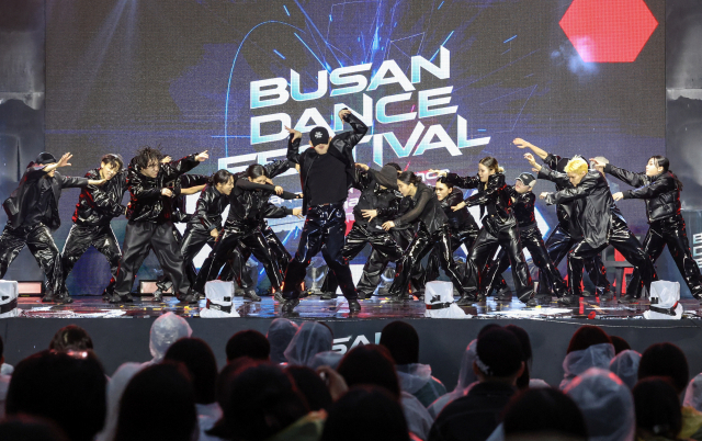 '부산 댄스 페스티벌' 댄스 퍼포먼스 챕피언십 결선이 열린 29일 부산 부산진구 놀이마루에서 1위 데스팟크루(Despot Crew)가 공연을 하고 있다. 김종진 기자 kjj1761@