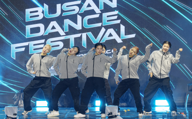 '부산 댄스 페스티벌' 댄스 퍼포먼스 챕피언십 결선이 열린 29일 부산 부산진구 놀이마루에서 2위 에이치(team H)가 공연을 하고 있다. 김종진 기자 kjj1761@