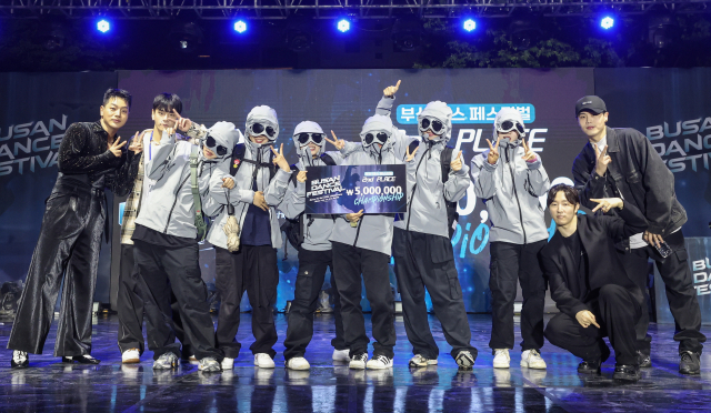 '부산 댄스 페스티벌' 댄스 퍼포먼스 챕피언십 결선이 열린 29일 부산 부산진구 놀이마루에서 2위 에이치(team H)가 기념촬영을 하고 있다. 김종진 기자 kjj1761@