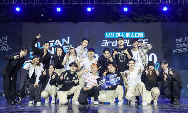 '부산 댄스 페스티벌' 댄스 퍼포먼스 챕피언십 결선이 열린 29일 부산 부산진구 놀이마루에서 3위 오프어스(OFUS)가 기념촬영을 하고 있다. 김종진 기자 kjj1761@