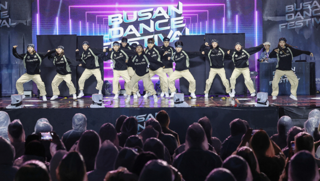 '부산 댄스 페스티벌' 댄스 퍼포먼스 챕피언십 결선이 열린 29일 부산 부산진구 놀이마루에서 3위 오프어스(OFUS)가 공연을 하고 있다. 김종진 기자 kjj1761@